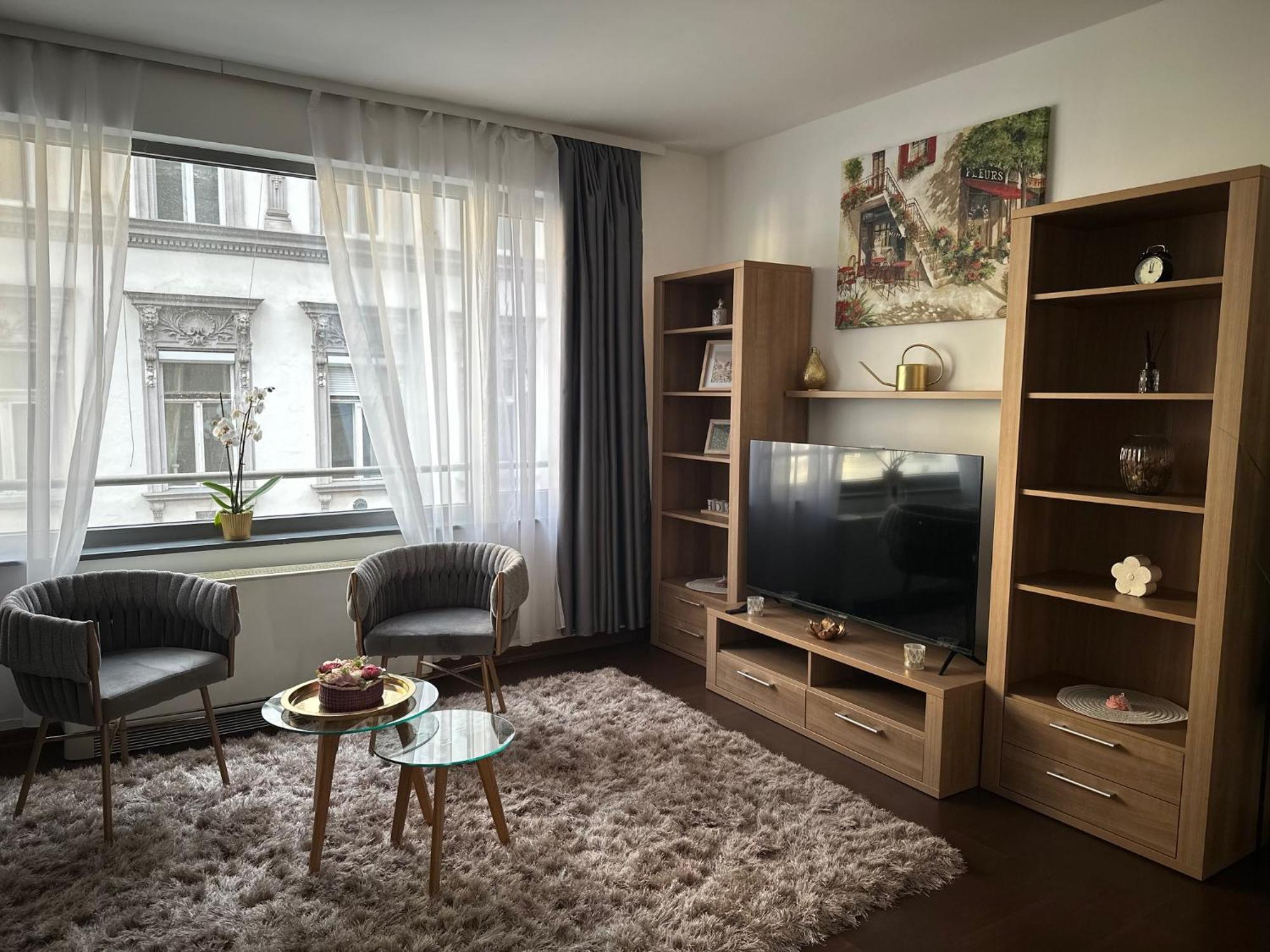 Wellness By The Opera Apartamento *